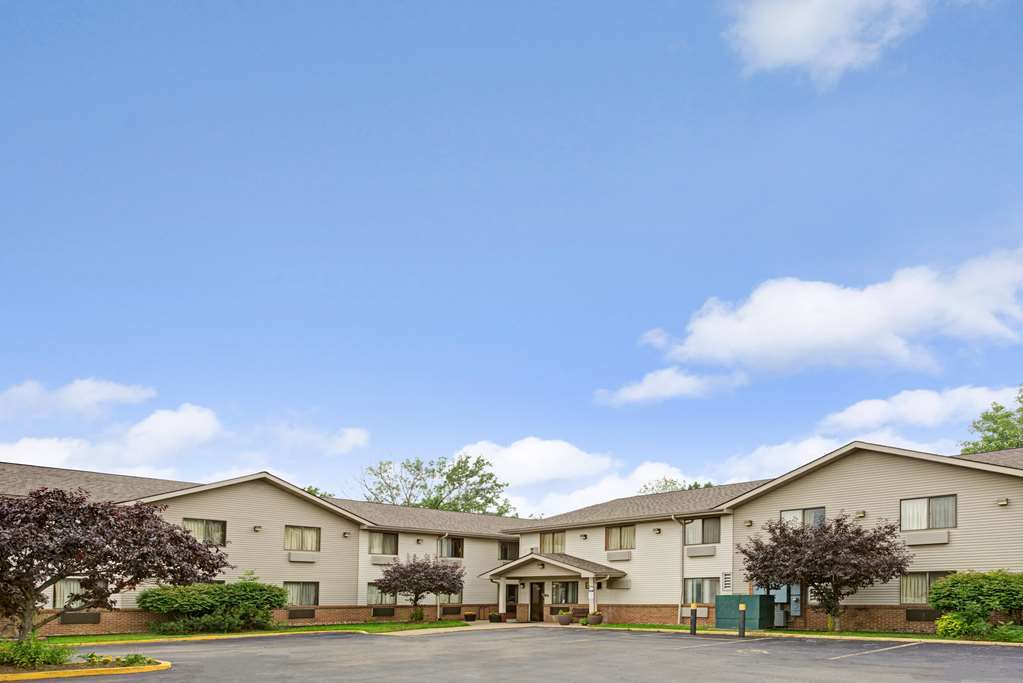 Super 8 By Wyndham Mentor/Cleveland Area Hotel Exterior photo